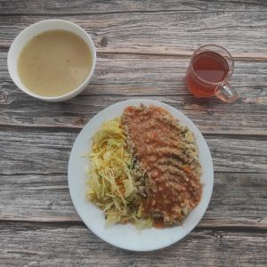 Zdjęcie przedstawia Dietę o kontrolowanej zawartości kwasów tłuszczowych: Ziemniaczana Sos pomidorowy Surówka wielowarzywna z olejem Kompot owocowy Kaszotto jęczmienne z mięsem wieprzowym i warzywami